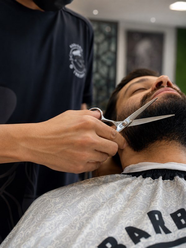Barba com tesoura na Corsário Barbearia